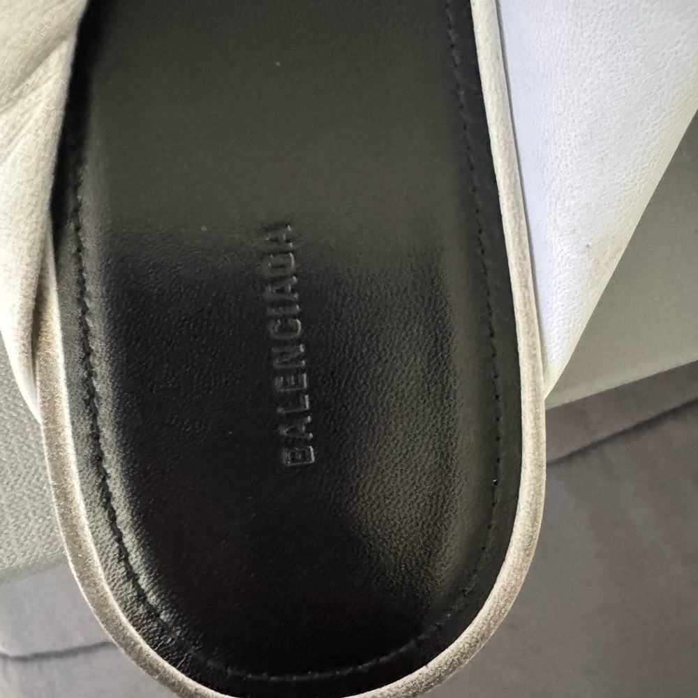 Balenciaga Ivory Gift Box - Picture 12 of 12